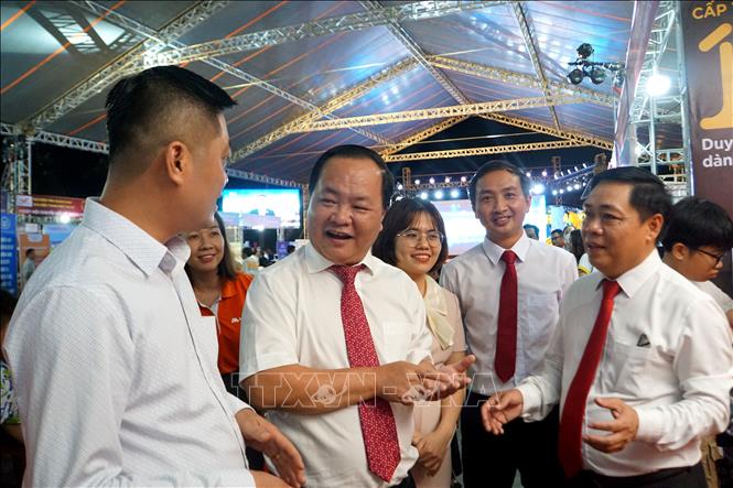 Lãnh đạo Ủy ban nhân dân tỉnh Quảng Nam và thành phố Tam Kỳ đang tham quan Ngày hội. Ảnh: Trịnh Bang Nhiệm - TTXVN