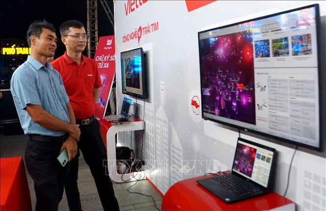 Tìm hiểu và trải nghiệm tại các gian hàng tại Ngày hội chuyển đổi số thành phố Tam Kỳ năm 2023. Ảnh: Trịnh Bang Nhiệm - TTXVN