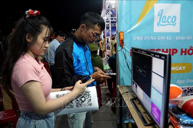 Tìm hiểu và trải nghiệm tại các gian hàng tại Ngày hội chuyển đổi số thành phố Tam Kỳ năm 2023. Ảnh: Trịnh Bang Nhiệm - TTXVN