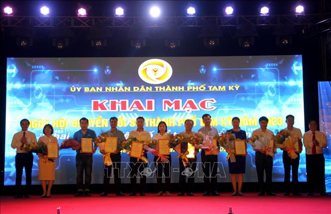 Lãnh đạo thành phố Tam Kỳ tặng Bằng khen cho 10 cá nhân có thành tích xuất sắc trong cải cách hành chính gắn với chuyển đổi số trong thời gian qua. Ảnh: Trịnh Bang Nhiệm - TTXVN