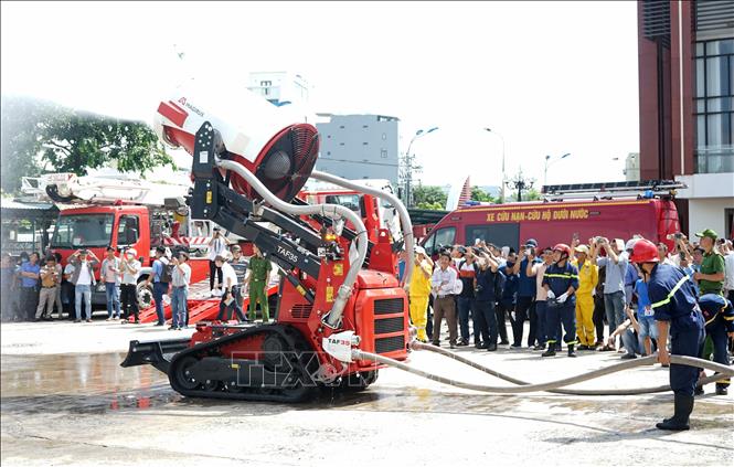 Người dân được nghe giới thiệu về các trang thiết bị, phương tiện chữa cháy chuyên dụng. Ảnh: Quốc Dũng - TTXVN
