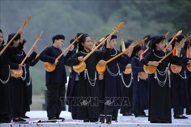 Các nghệ sĩ, diễn viên quần chúng tham gia hát Then, đàn Tính. Ảnh: Chu Hiệu-TTXVN.