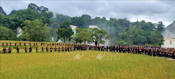 1000 người tham gia hát Then, đàn Tính tại thác Bản Giốc (xã Đàm Thủy, huyện Trùng Khánh). Ảnh: Chu Hiệu-TTXVN.