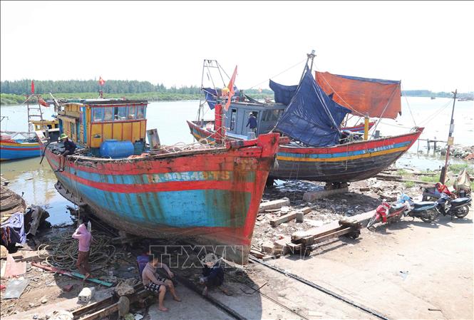 Tàu, thuyền đang trong quá trình sửa chữa tại cơ sở sữa chữa tàu, thuyền tại cảng cá Lạch Vạn (huyện Diễn Châu, Nghệ An). Ảnh: Xuân Tiến - TTXVN 
