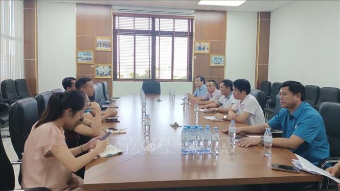 Lãnh đạo huyện và Liên đoàn Lao động huyện Diễn Châu, Nghệ An làm việc tại công ty để tìm giải pháp phù hợp. Ảnh: TTXVN phát