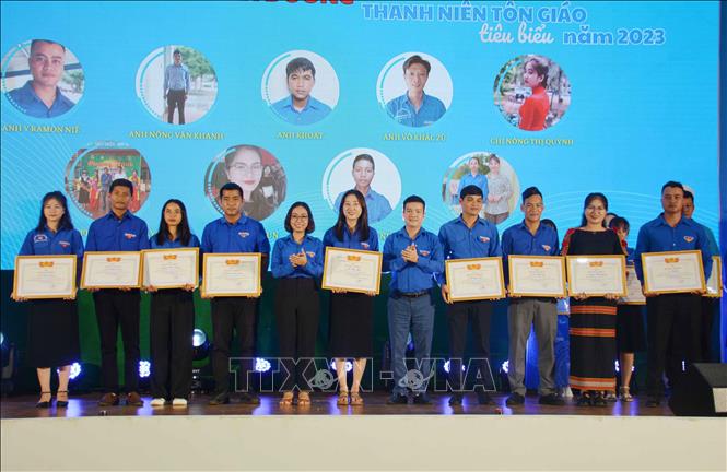 Tuyên dương Thanh niên dân tộc thiểu số, thanh niên tôn giáo tiêu biểu năm 2023. Ảnh: Hoài Thu – TTXVN.