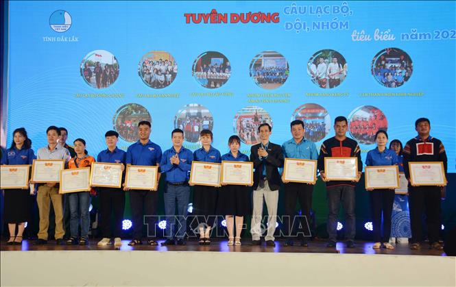 Tuyên dương câu lạc bộ, đội, nhóm tiêu biểu năm 2023. Ảnh: Hoài Thu – TTXVN.