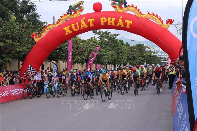 Các vận động viên tham dự giải tại điểm xuất phát. Ảnh: Thanh Hải - TTXVN  
