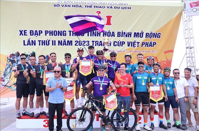 Trao giải cho các vận động viên tại giải đua xe đạp phòng trào tỉnh Hòa Bình mở rộng lần thứ II năm 2023. Ảnh: Thanh Hải - TTXVN 