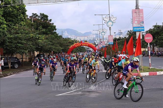 Các vận động viên tranh tài hết sức sôi nổi từng chặng đường đua. Ảnh: Thanh Hải - TTXVN 