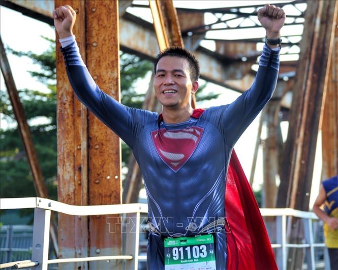 A runner in an eccentric costume at the VPBank international marathon. VNA Photo: Tuấn Đức