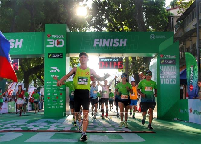Runners complete their races. VNA Photo: Tuấn Đức