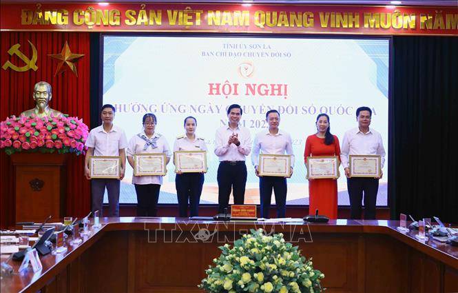 Phó Bí thư Tỉnh ủy, Chủ tịch UBND tỉnh, Trưởng BCĐ Chuyển đổi số tỉnh Sơn La Hoàng Quốc Khánh tặng Bằng khen cho các tập thể, cá nhân. Ảnh: Quang Quyết-TTXVN