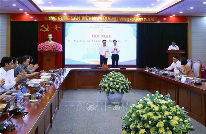 Phó Bí thư Tỉnh ủy, Chủ tịch UBND tỉnh, Trưởng BCĐ Chuyển đổi số tỉnh Sơn La Hoàng Quốc Khánh trao Giấy chứng nhận đoạt giải Nhất Cuộc thi Tìm hiểu về Chuyển đổi số tỉnh Sơn La năm 2023 cho lãnh đạo thành phố Sơn La. Ảnh: Quang Quyết-TTXVN
