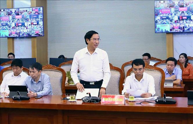 Giám đốc Sở Giáo dục và Đào tạo tỉnh Sơn La thông tin về công tác chuyển đổi số của ngành tại Hội nghị. Ảnh: Quang Quyết-TTXVN