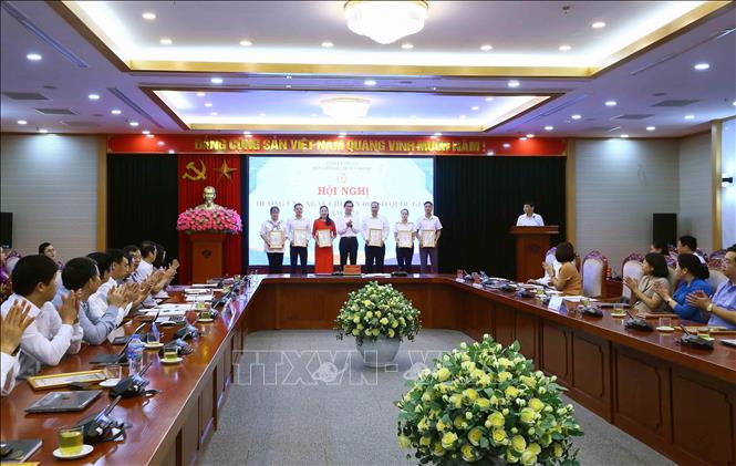 Phó Bí thư Tỉnh ủy, Chủ tịch UBND tỉnh, Trưởng BCĐ Chuyển đổi số tỉnh Sơn La Hoàng Quốc Khánh trao Giấy chứng nhận đoạt giải Cuộc thi Tìm hiểu về Chuyển đổi số tỉnh Sơn La năm 2023 cho các cá nhân. Ảnh: Quang Quyết-TTXVN