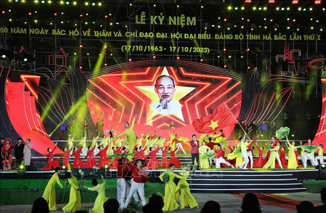 Tiết mục văn nghệ chào mừng tại chương trình. Ảnh: Danh Lam- TTXVN