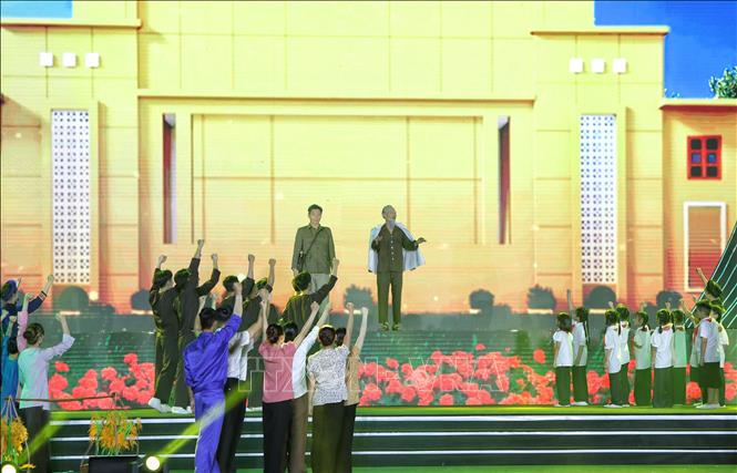 Tiết mục văn nghệ chào mừng tại chương trình. Ảnh: Danh Lam- TTXVN