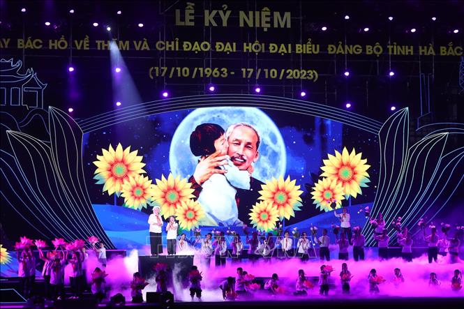 Tiết mục văn nghệ chào mừng tại chương trình. Ảnh: Danh Lam- TTXVN