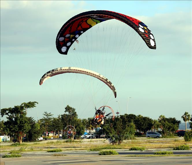 Paragliding performance at the event. VNA Photo: Đức Hiếu