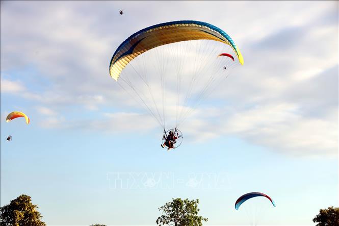 Paragliding performance at the event. VNA Photo: Đức Hiếu