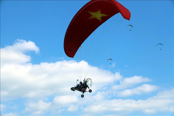 Paragliding performance at the event. VNA Photo: Đức Hiếu