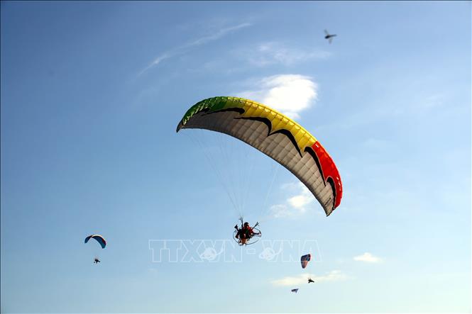 Paragliding performance at the event. VNA Photo: Đức Hiếu