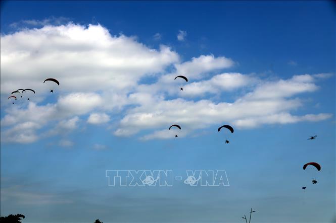 Eighty powered paragliding pilots join the performance. VNA Photo: Đức Hiếu
