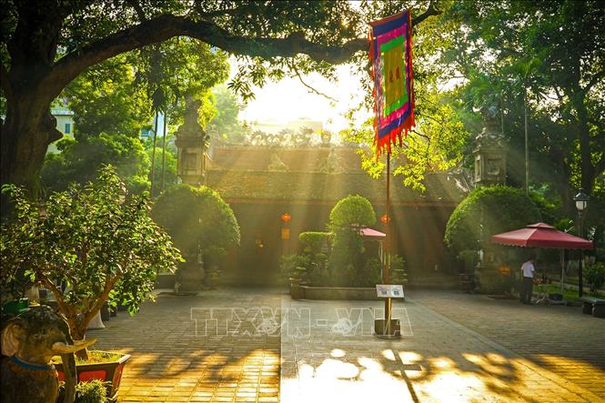 Sáng mùa thu ở Đền Quán Thánh, quận Ba Đình. Ảnh: Khánh Hoà - TTXVN