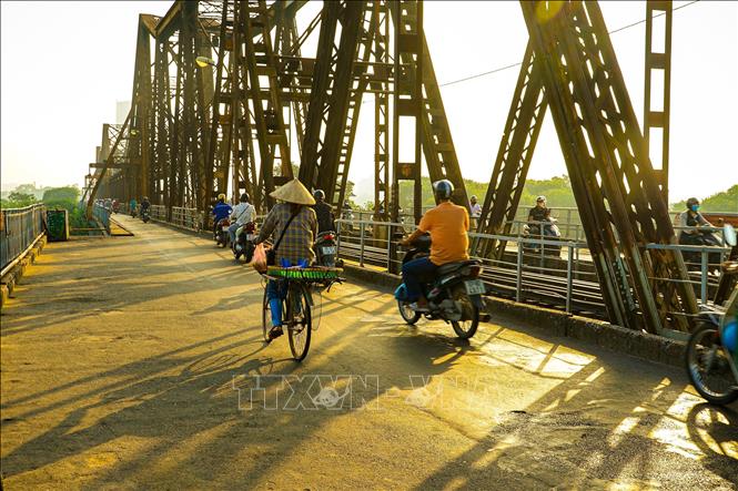 Cầu Long Biên cổ kính dường như cũng trở nên mộng mơ dưới những tia nắng vàng óng. Ảnh: Khánh Hoà - TTXVN