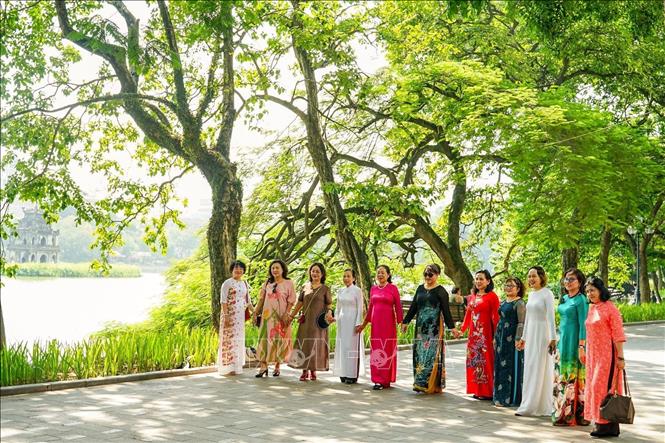 Người dân Thủ đô tranh thủ ghi lại hình ảnh Thu và áo dài Hà Nội. Ảnh: Khánh Hoà - TTXVN