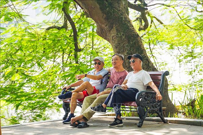 Chiếc ghế ven hồ là nơi để nhóm bạn cùng trò chuyện, hàn huyên. Ảnh: Khánh Hoà - TTXVN