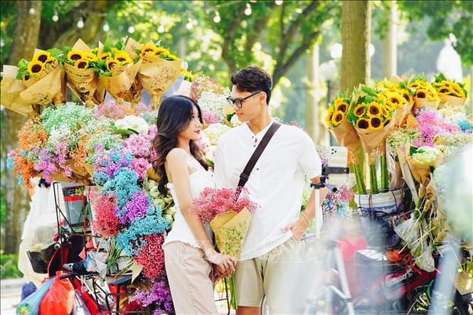 Khoảng khắc lãng mạn của 1 cặp đôi giữa trời Thu Hà Nội. Ảnh: Khánh Hoà - TTXVN