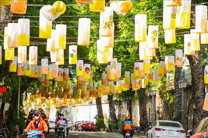 Phố lồng đèn Phùng Hưng đón Thu. Ảnh: Khánh Hoà - TTXVN