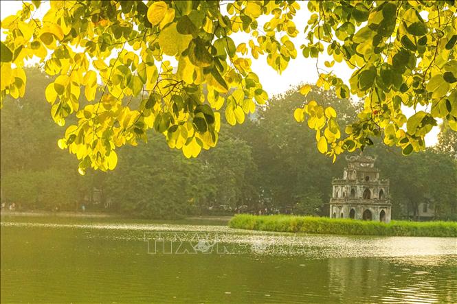 Chiều Thu bên hồ Hoàn Kiếm. Ảnh: Khánh Hoà - TTXVN