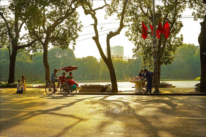 Chiều Thu bên hồ Hoàn Kiếm. Ảnh: Khánh Hoà - TTXVN