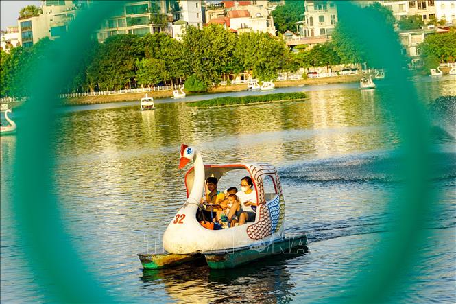 Phút thư giãn cuối tuần bên gia đình. Ảnh: Khánh Hoà - TTXVN


