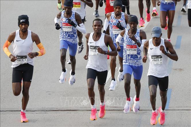 Vận động viên người Kenya Kelvin Kiptum (thứ 2, phải) thi đấu tại giải Marathon Chicago, Illinois, Mỹ, ngày 8/10/2023. Ảnh: AFP/TTXVN