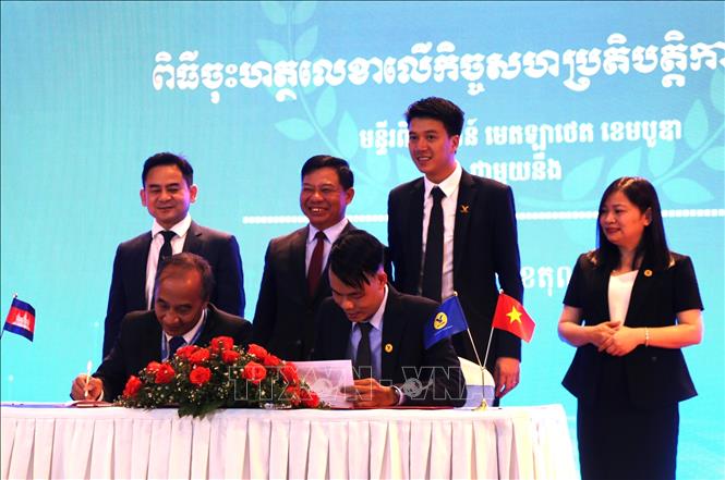 Signing strategic cooperation agreements between Medlatec and three partners, namely Mekong Clinic, RCRC and BIDC. VNA Photo: Hoàng Minh