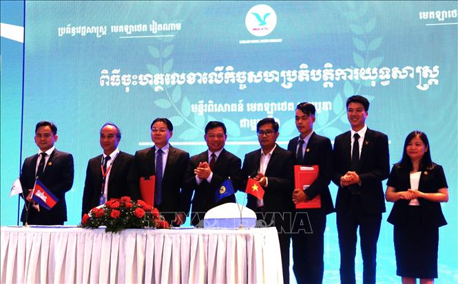 Signing strategic cooperation agreements between Medlatec and three partners, namely Mekong Clinic, RCRC and BIDC. VNA Photo: Hoàng Minh