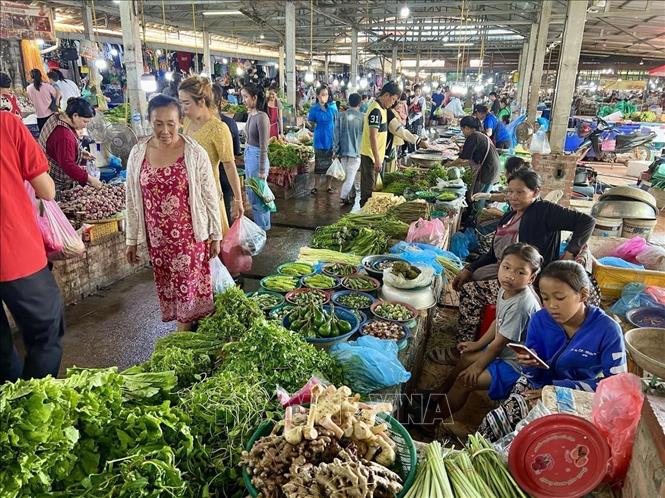 Người dân mua hàng tại một chợ ở thủ đô Viêng Chăn, Lào. Ảnh: Đỗ Bá Thành- PV TTXVN tại Lào