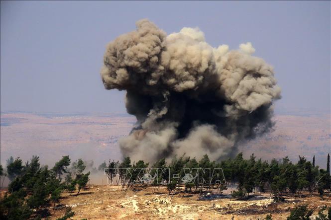Khói bốc lên sau vụ không kích của không quân Nga nhằm vào các mục tiêu do phiến quân kiểm soát ở Idlib, Syria. Ảnh: AFP/TTXVN