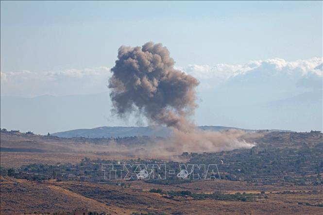 Khói bốc lên sau vụ không kích của không quân Nga nhằm vào các mục tiêu do phiến quân kiểm soát ở Idlib, Syria ngày 26/8/2023. Ảnh: AFP/TTXVN