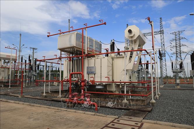 Hệ thống truyền dẫn điện của Nhà máy điện mặt trời Solar Park của Công ty TNHH Hoàn Cầu Long An tại xã Bình Hòa Nam, huyện Đức Huệ. Ảnh: Minh Hưng - TTXVN
