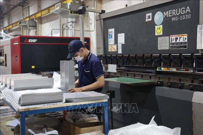 Công nhân Công ty TNHH Tazmo Việt Nam 100% vốn FDI Nhật Bản tại KCN Long Hậu (Cần Giuộc) sản xuất robot công nghiệp và linh kiện tự động hóa trên các thiết bị công nghệ hiện đại. Ảnh: Minh Hưng - TTXVN
