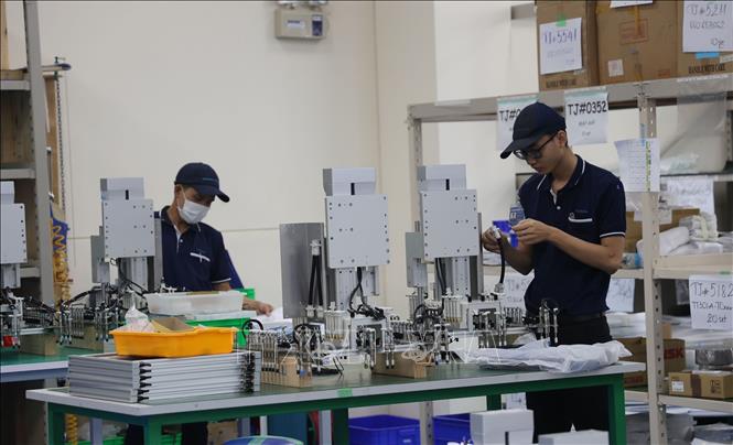 Công nhân Công ty TNHH Tazmo Việt Nam 100% vốn FDI Nhật Bản tại KCN Long Hậu (Cần Giuộc) sản xuất robot công nghiệp và linh kiện tự động hóa trên các thiết bị công nghệ hiện đại. Ảnh: Minh Hưng - TTXVN