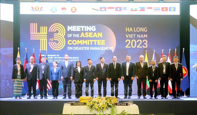 Delegates pose for a group photo. VNA Photo: Văn Đức