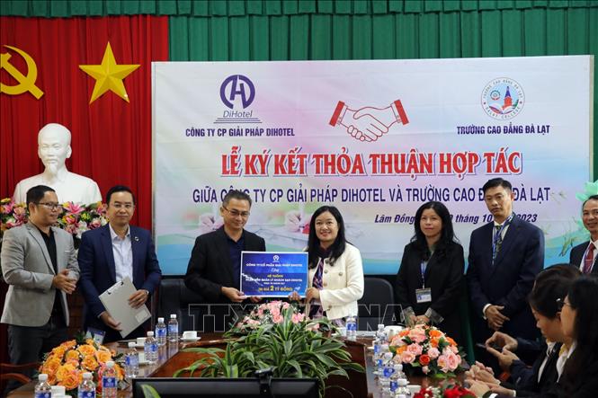 Ông Nguyễn Vĩnh Tâm, Chủ tịch Hội đồng quản trị Công ty Cổ phần giải pháp DiHotel tặng phần mềm quản lý khách sạn cho Nhà trường. Ảnh: Quốc Hùng - TTXVN  