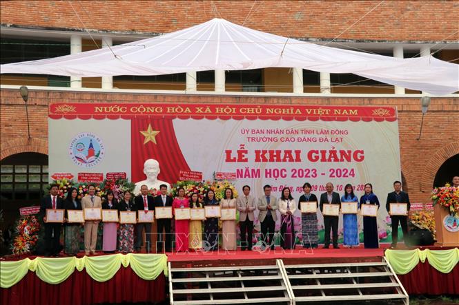 Ông Nguyễn Ngọc Phúc, Phó chủ tịch UBND tỉnh Lâm Đồng tặng Bằng khen cho các tập thể, cá nhân có thành tích xuất sắc năm học 2022- 2023. Ảnh: Quốc Hùng - TTXVN  