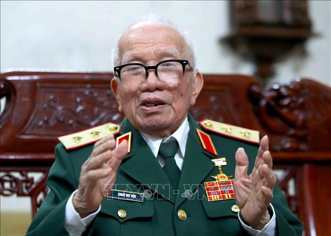 Trung tướng, Anh hùng Lực lượng vũ trang nhân dân Khuất Duy Tiến hồi tưởng về những trận đánh quan trọng trong cuộc đời binh nghiệp. Ảnh: An Đăng - TTXVN